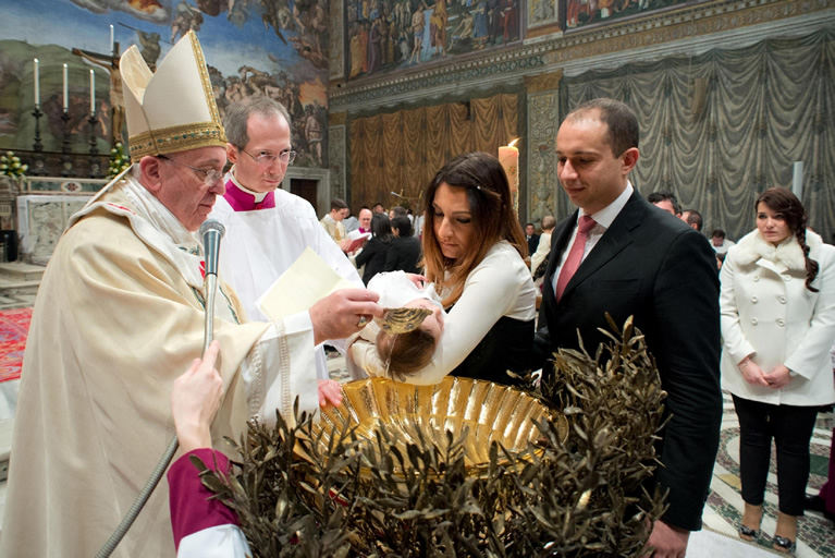 Un battesimo celebrato da Papa Francesco nella Cappella Sistina