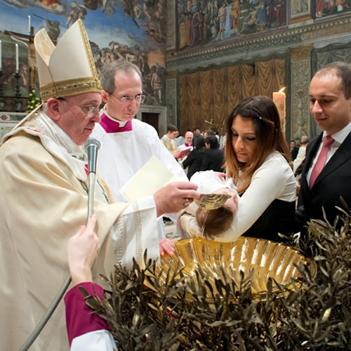 Un battesimo celebrato da Papa Francesco nella Cappella Sistina