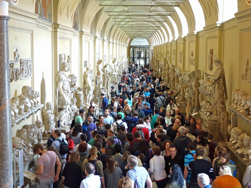 Visitatori all'interno dei Musei Vaticani a Roma