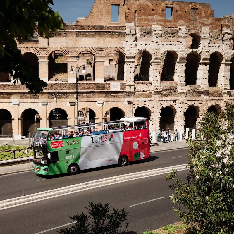 Bus turistico di fronte al Colosseo