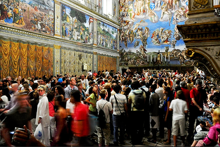 Visitatori all'interno della Cappella Sistina